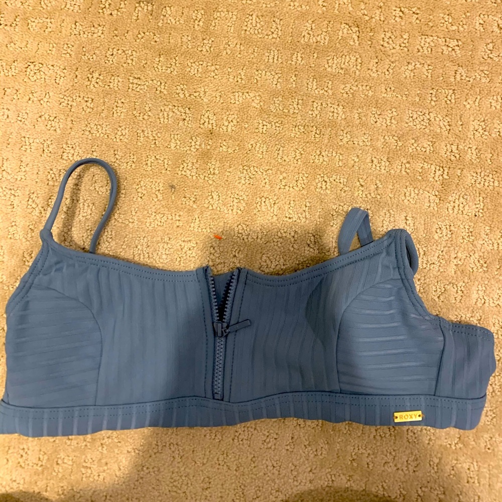 Roxy bikini top never worn! Size xs